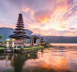 Pura-Ulun-Danu-Bratan-Hindu-temple-on-Bratan-lake-landscape-one-of-famous-tourist-attraction-in-Bali-Indonesia