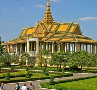 royal-palace-phnom-penh-tour